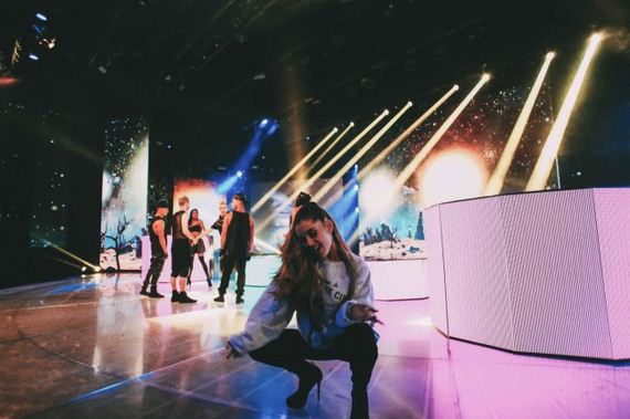 Ariana-Grande -Performs